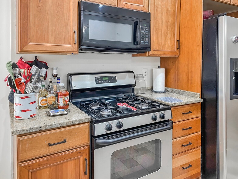 Kitchen - 2242 Linden Ave