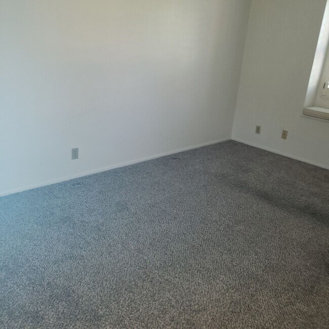 Building Photo - CANYON CREST - 2 Bedroom 2.5 Bath Townhouse