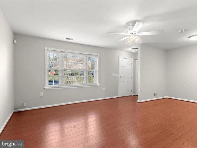 Building Photo - 9075 N Laurel Rd