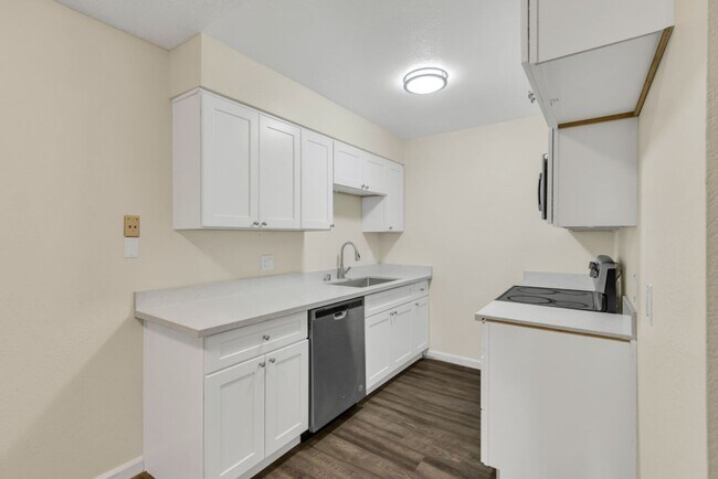 Building Photo - Great 2 Bedroom Condo in Gated Community