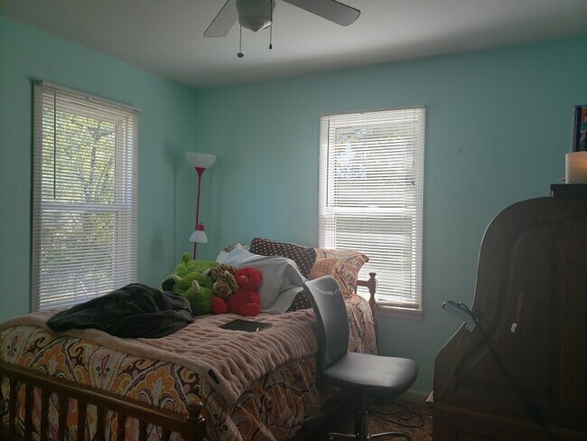 Building Photo - 406 E 12th St