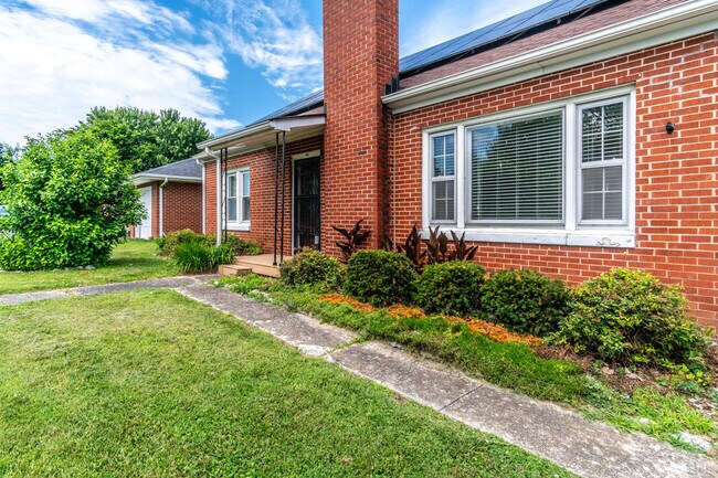 Building Photo - 120 Windsor Dr
