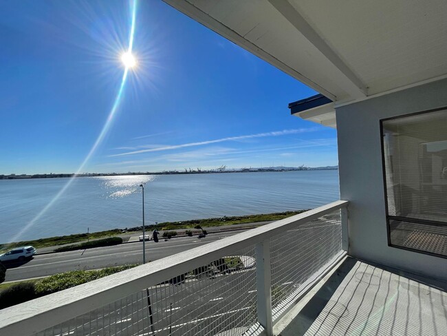 Building Photo - One bedroom Condo w/ Partial Water View Av...