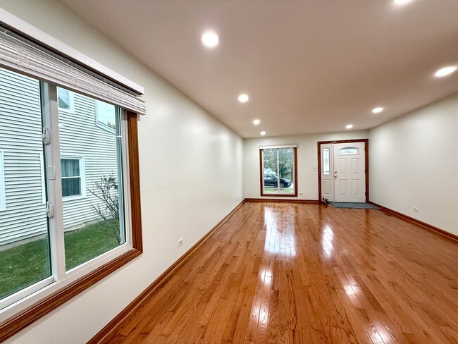 Building Photo - 2449 Carlton Dr