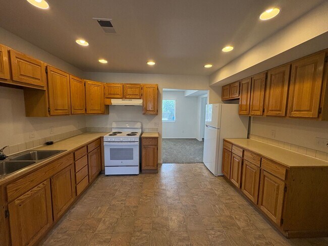 Building Photo - Fully Renovated 3 Bed 2.5 Bath Townhome w/ 1 Car Garage & Yard!