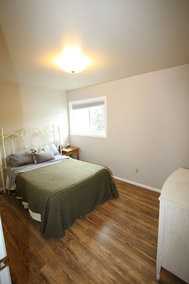 Building Photo - 3 Bedroom Townhouse!