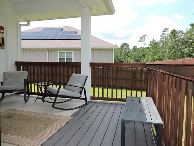 Building Photo - Easy access to shopping, interstate & Navy...
