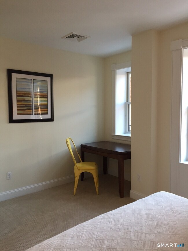 Building Photo - 36 Lewis St