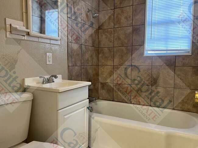 Building Photo - Cozy Cottage