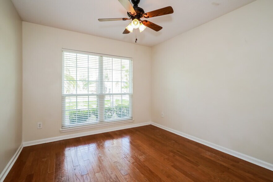 Building Photo - 272 Village Green Ave