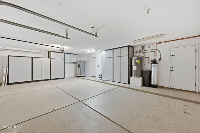 Building Photo - 720 S Sabrina