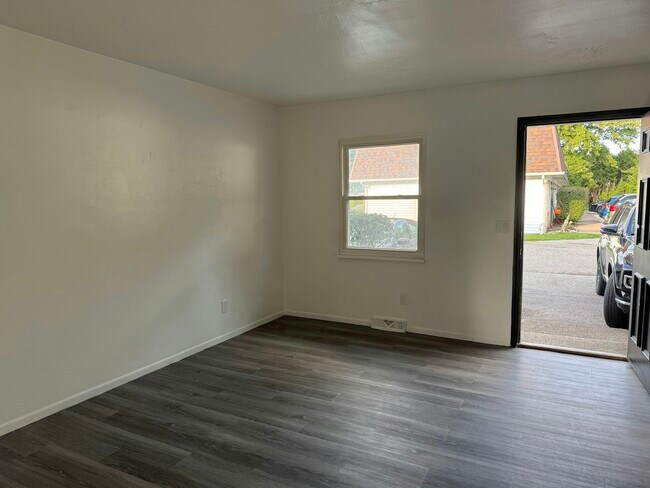Building Photo - 4165 W Ridge Rd
