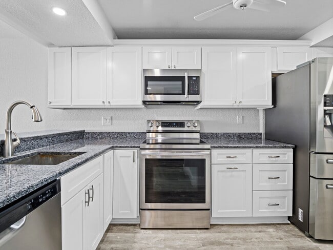 Building Photo - Four Seasons River Front Condo