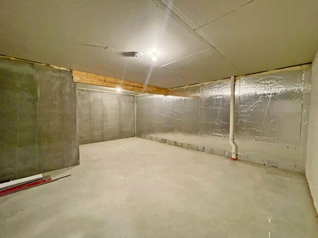 Building Photo - Sparkling, SPACIOUS Like-New Home with 3 B...