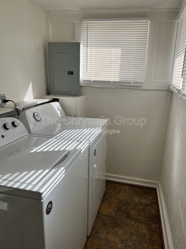 Building Photo - 537 1/2 Bucklin St