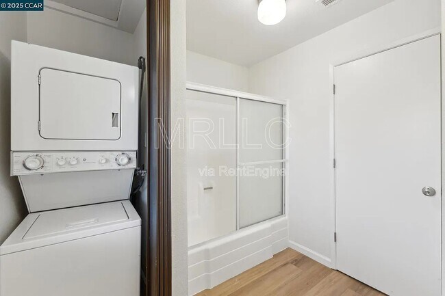 Building Photo - 3847 Vineyard Ave