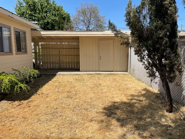 Building Photo - Nice 3 bedroom 1 Bath Home-Fully Fenced Ba...