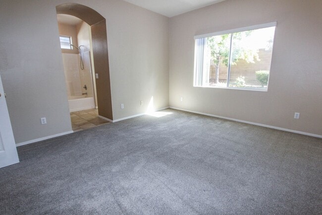 Building Photo - Quailwood Move In Special