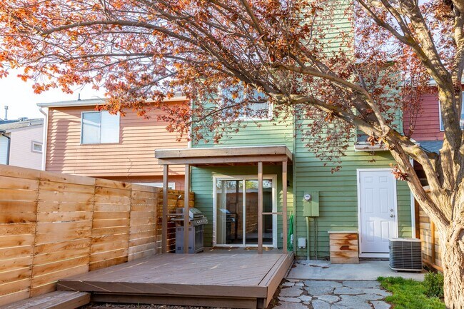 Building Photo - Updated Boise Ave. Townhome in great location!