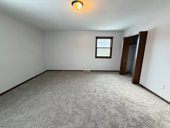 Building Photo - 3992 Camelot Dr SE