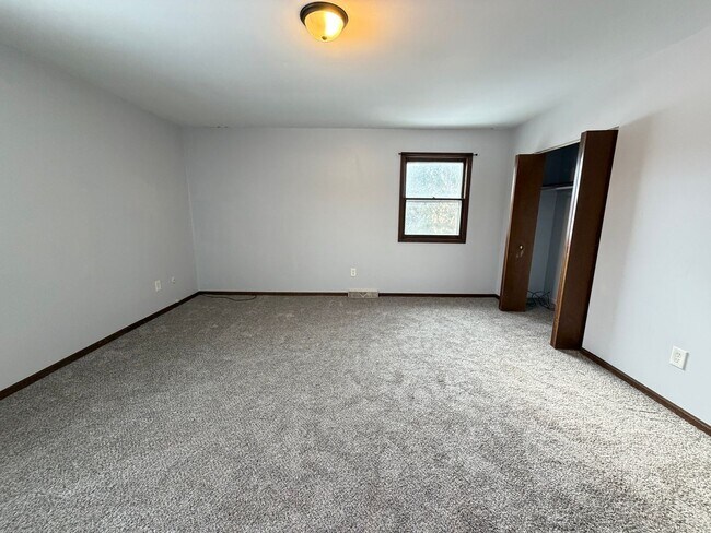 Building Photo - Large multi level duplex!