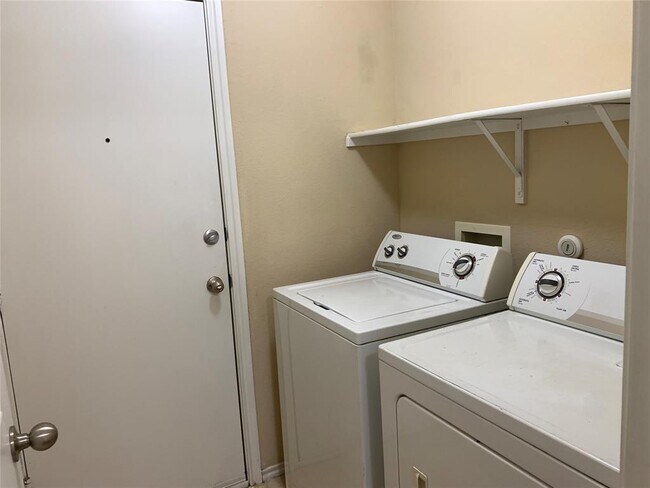 Building Photo - 2338 Green Meadows Ln