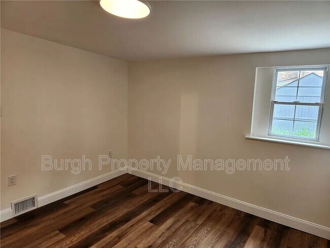 Building Photo - 331 Redwood St