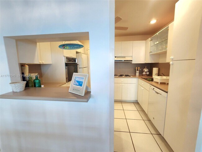 Building Photo - 3505 S Ocean Dr