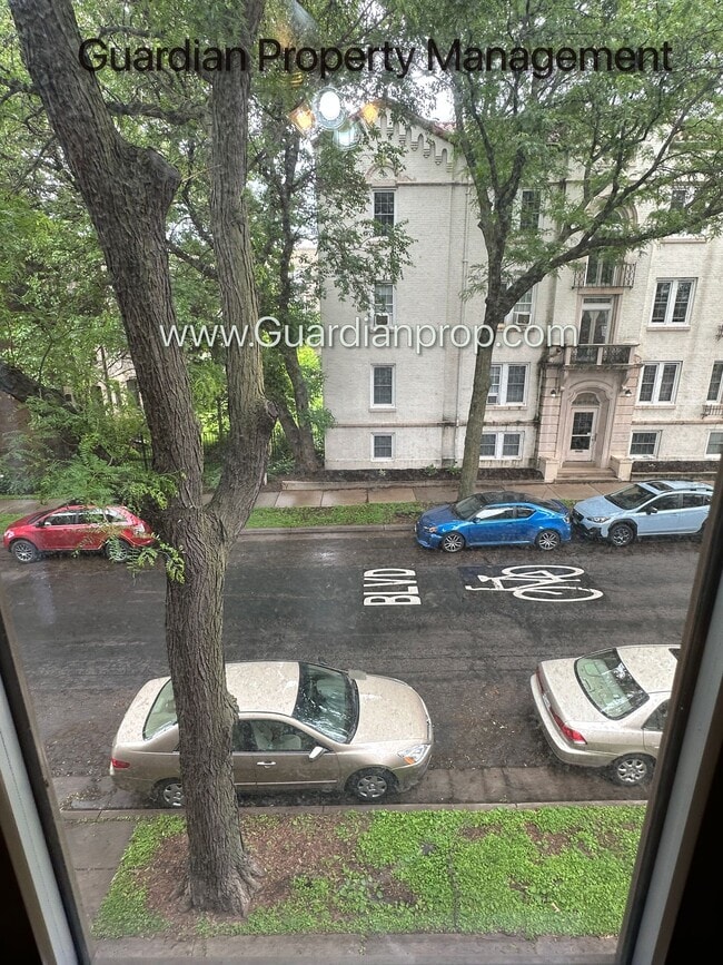 Building Photo - 2nd Floor Corner, Blocks from Bde Maka Ska, Heat Paid, 1 Month Free, Video Walkthrough