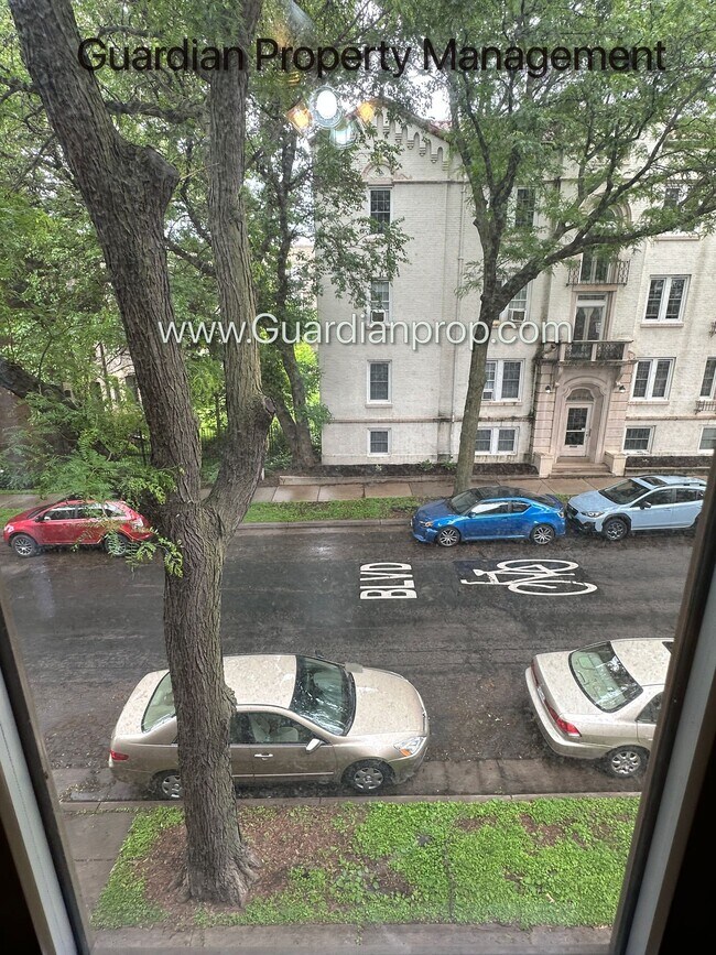 Building Photo - Top Floor Studio Lakes Uptown Apartment, Blocks from Both Lakes, Hardwood Floors, One Month Free