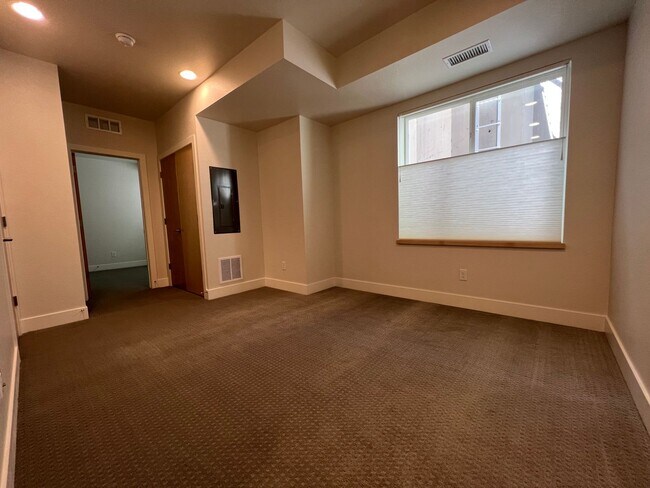 Building Photo - Modern 3B/4B Condo- Available June 10th