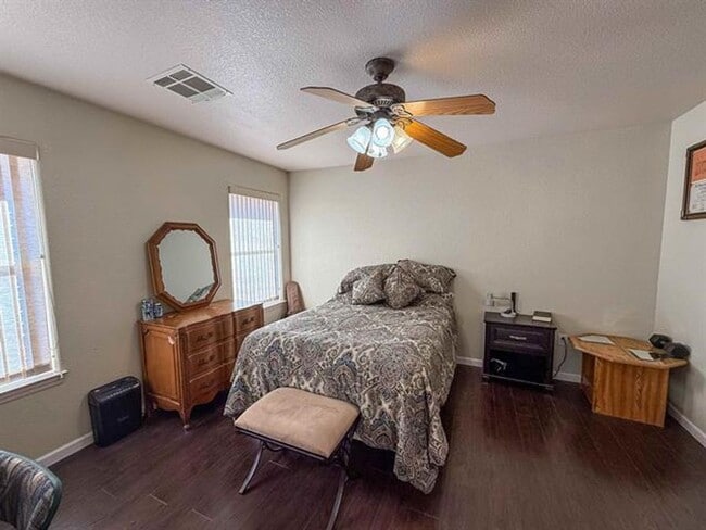 Building Photo - 3 Bedroom 2 bath