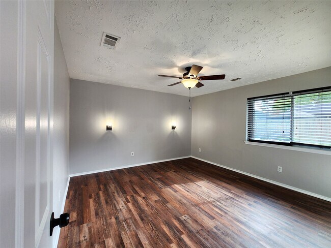 Building Photo - 2118 Creston Dr