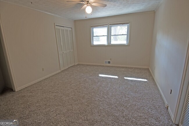 Building Photo - 305 Pinemount Dr