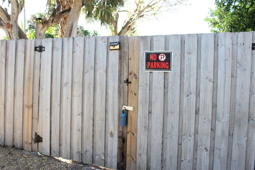 Building Photo - 522 SE 20th Ct