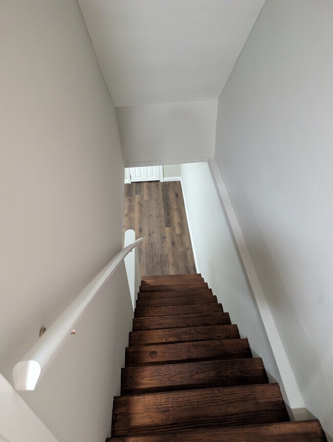 Building Photo - 3 Bedrooms 2 Bathrooms 21206