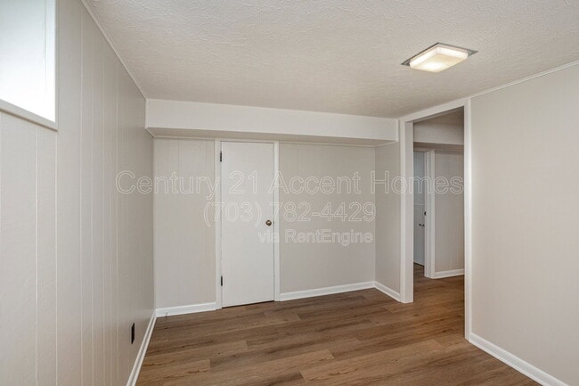 Building Photo - 3233 Holly Hill Dr