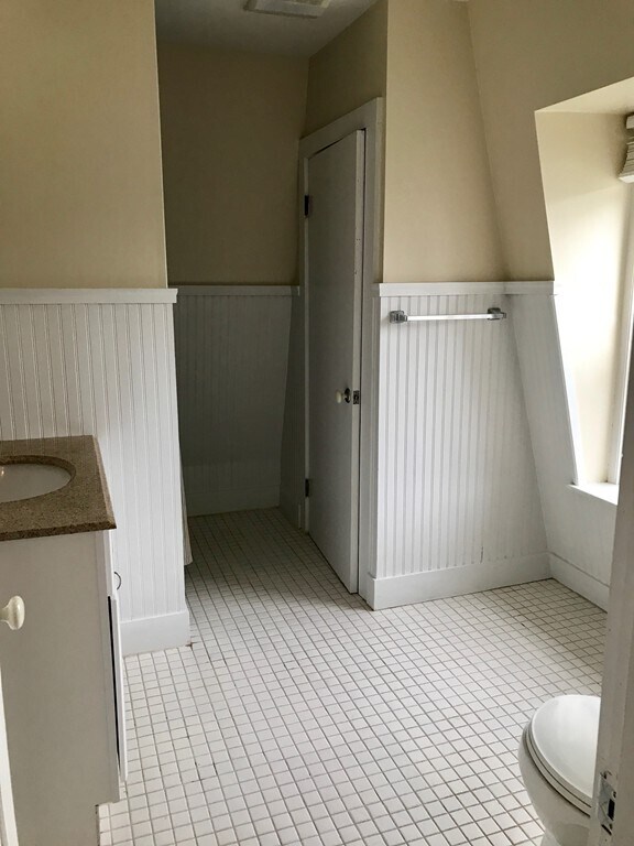 Building Photo - 674 Main St