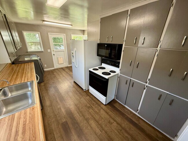 Building Photo - Adorable 3 bedroom 1.5 bathroom house for ...