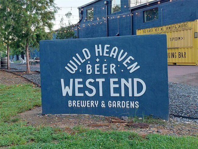 Building Photo - 547 Westmeath Dr SW