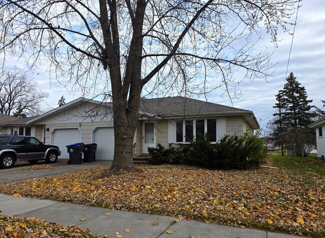 Building Photo - 1254-1256 Meadow Ln