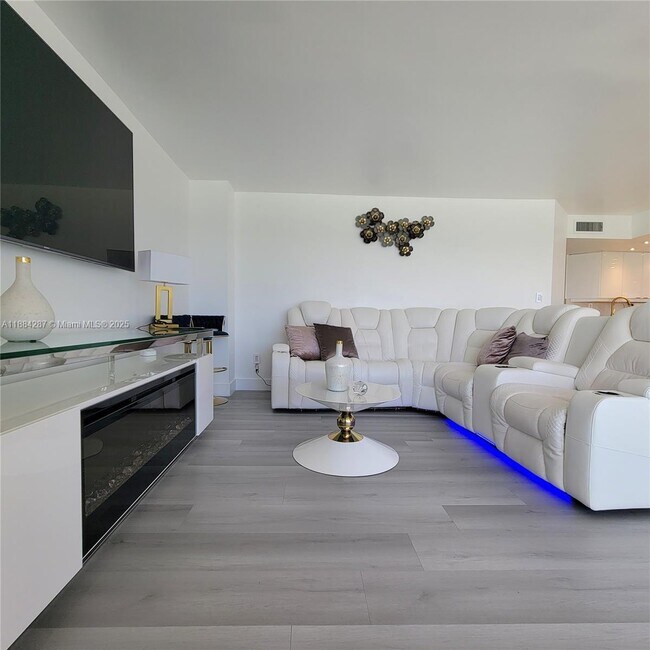 Building Photo - 2030 S Ocean Dr