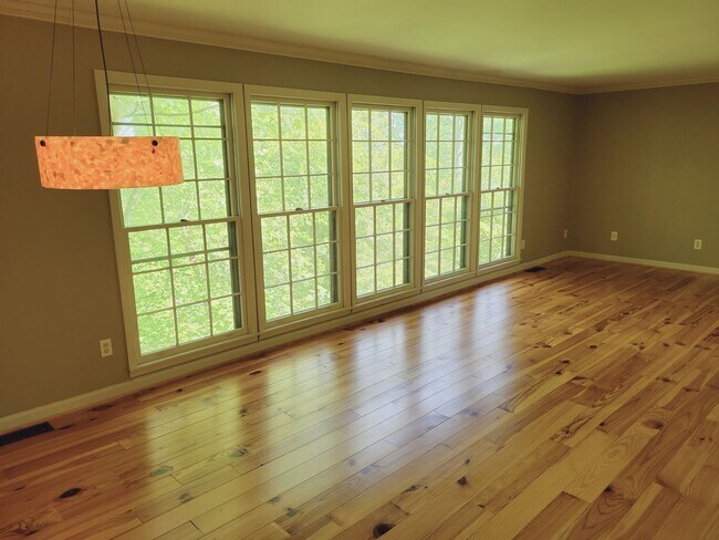 Building Photo - 984 Shades Crest Rd