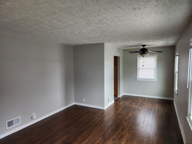 Building Photo - 3/2 newly remodeled, with 1 car garage and...