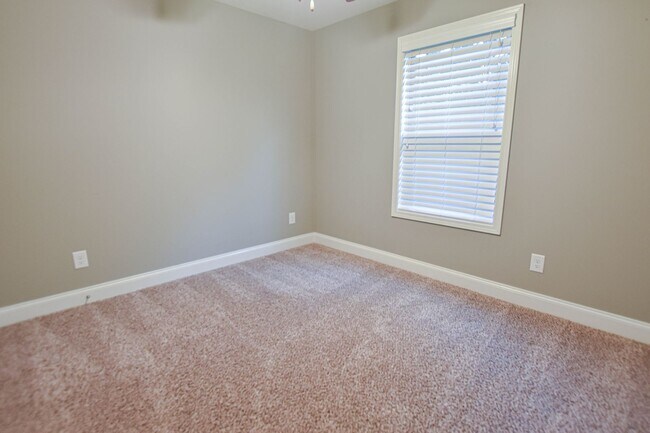 Building Photo - Pet Friendly Three Bedroom!