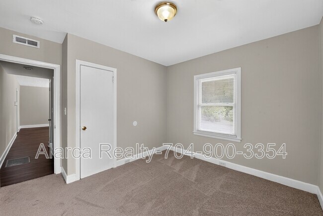 Building Photo - 1007 Green Cir Dr