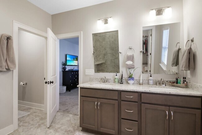 Building Photo - 647 Sire Ave