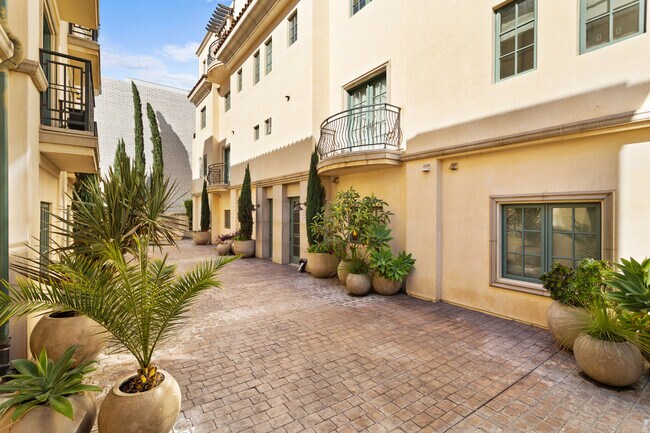 Building Photo - 225 S Hamilton Dr