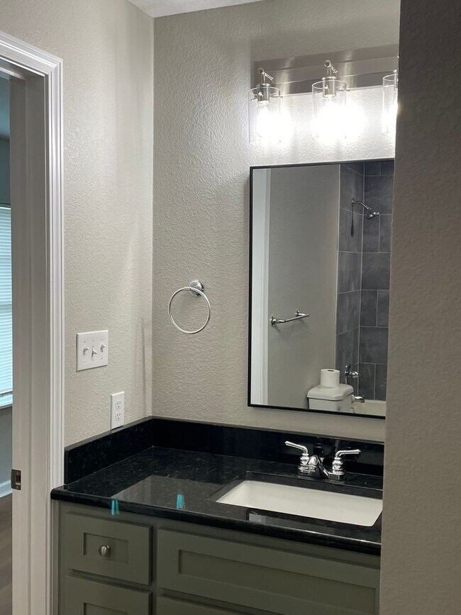 Building Photo - Available Now! Fully Renovated 2 Bed, 1 Ba...