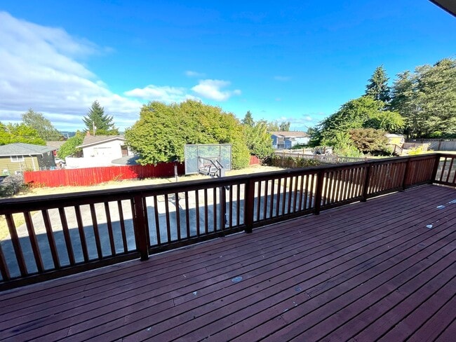 Building Photo - 4-Bedroom North Tacoma Home with Stunning ...